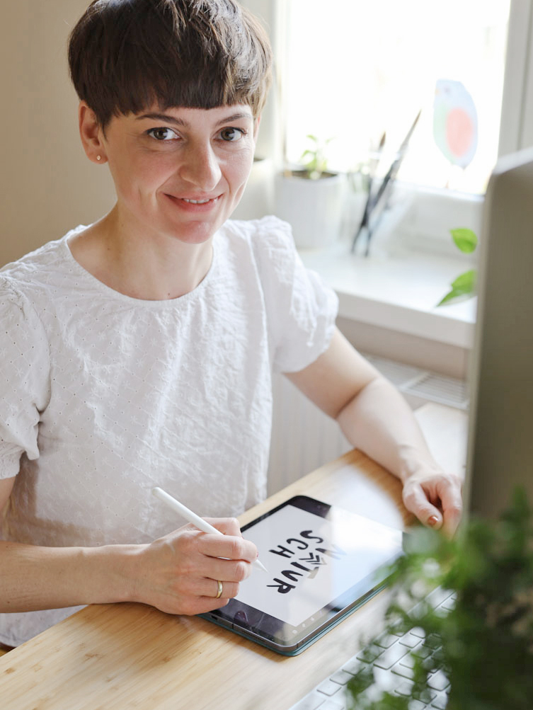 Christin Bacher gestaltet Christin Bacher bei der Arbeit