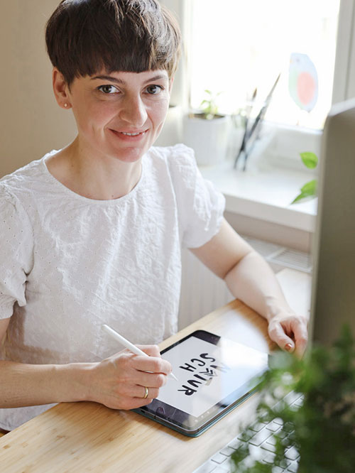 Christin Bacher gestaltet Christin Bacher bei der Arbeit